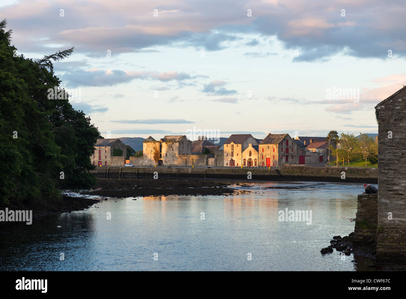 Des entrepôts à bord de l'eau, Rathmelton, comté de Donegal, Province de l'Ulster, République d'Irlande. Banque D'Images