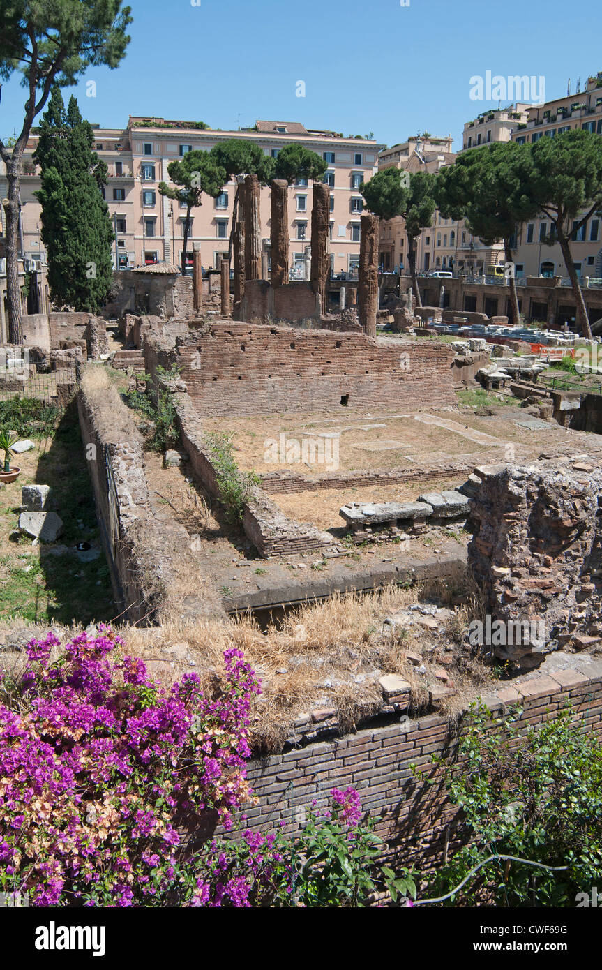 L'Aedes Fortunae Huiusce en arrière-plan de Largo di Torre Argentina ...