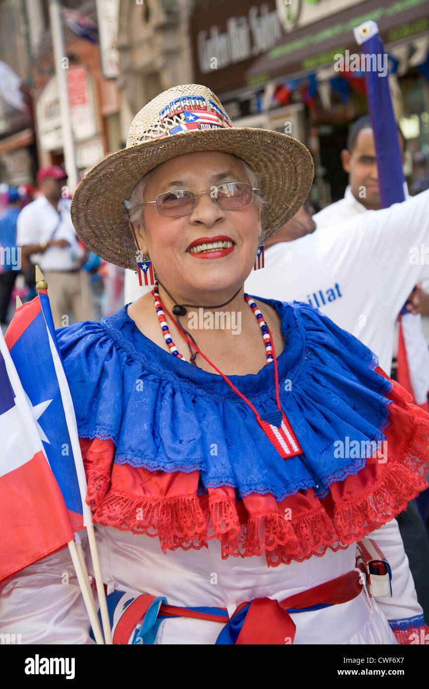Femme porte les couleurs patriotiques de la République dominicaine La République dominicaine drapeau au Day Parade sur l'Avenue à New York. Banque D'Images
