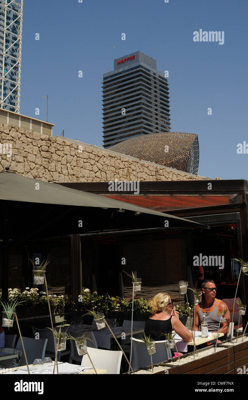 Tourits dans une terrasse d'un restaurant de Barcelone Barceloneta Banque D'Images