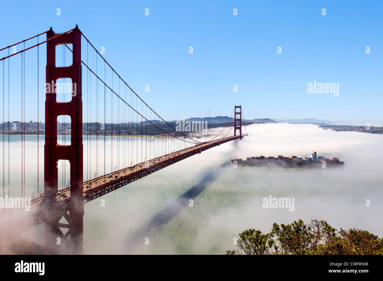 Un cargo passant sous le Golden Gate Bridge, San Francisco Banque D'Images