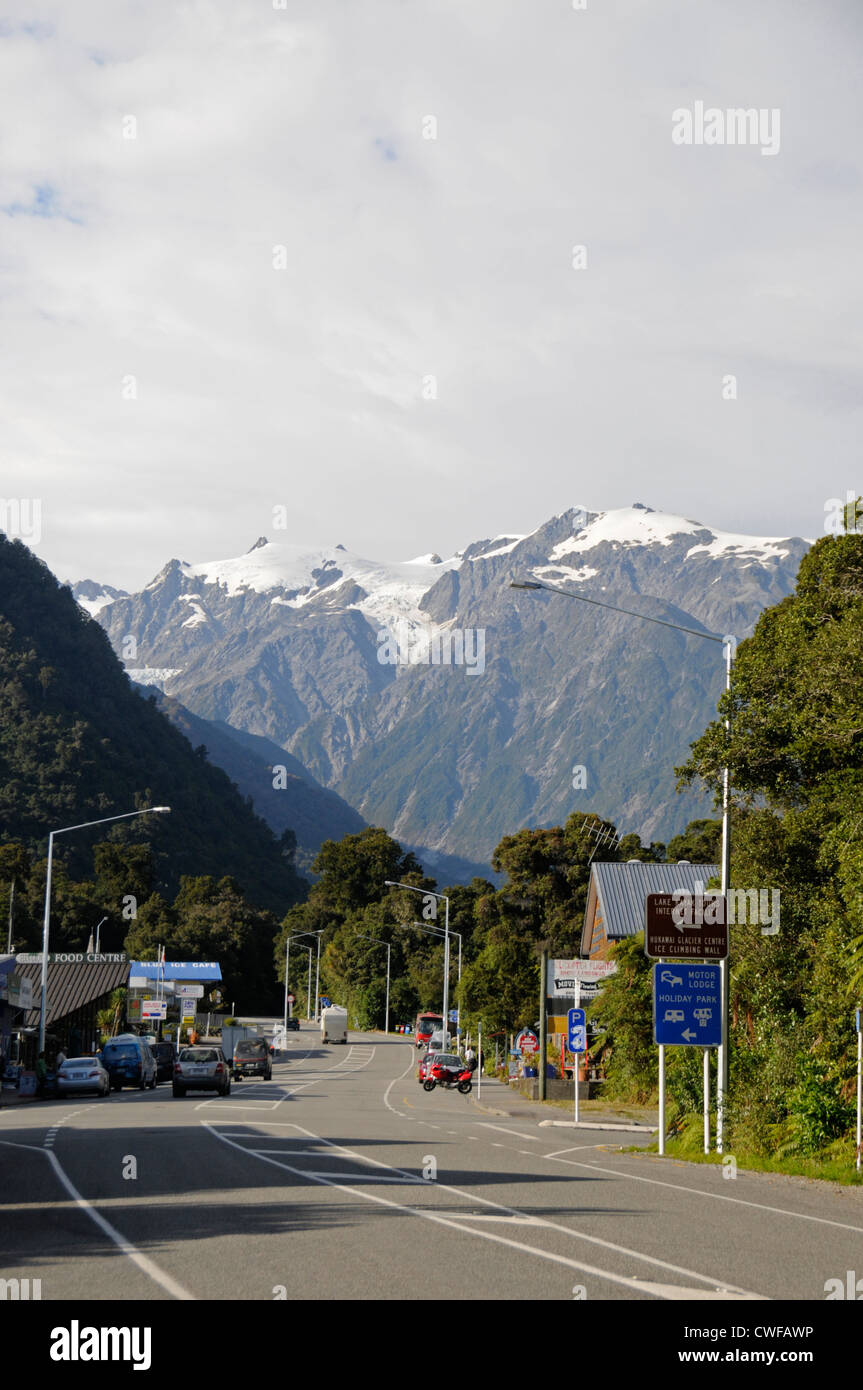 La rue principale sur l'autoroute nationale 6 (Franz Josef Highway) à Franz Josef, Nouvelle-Zélande Banque D'Images