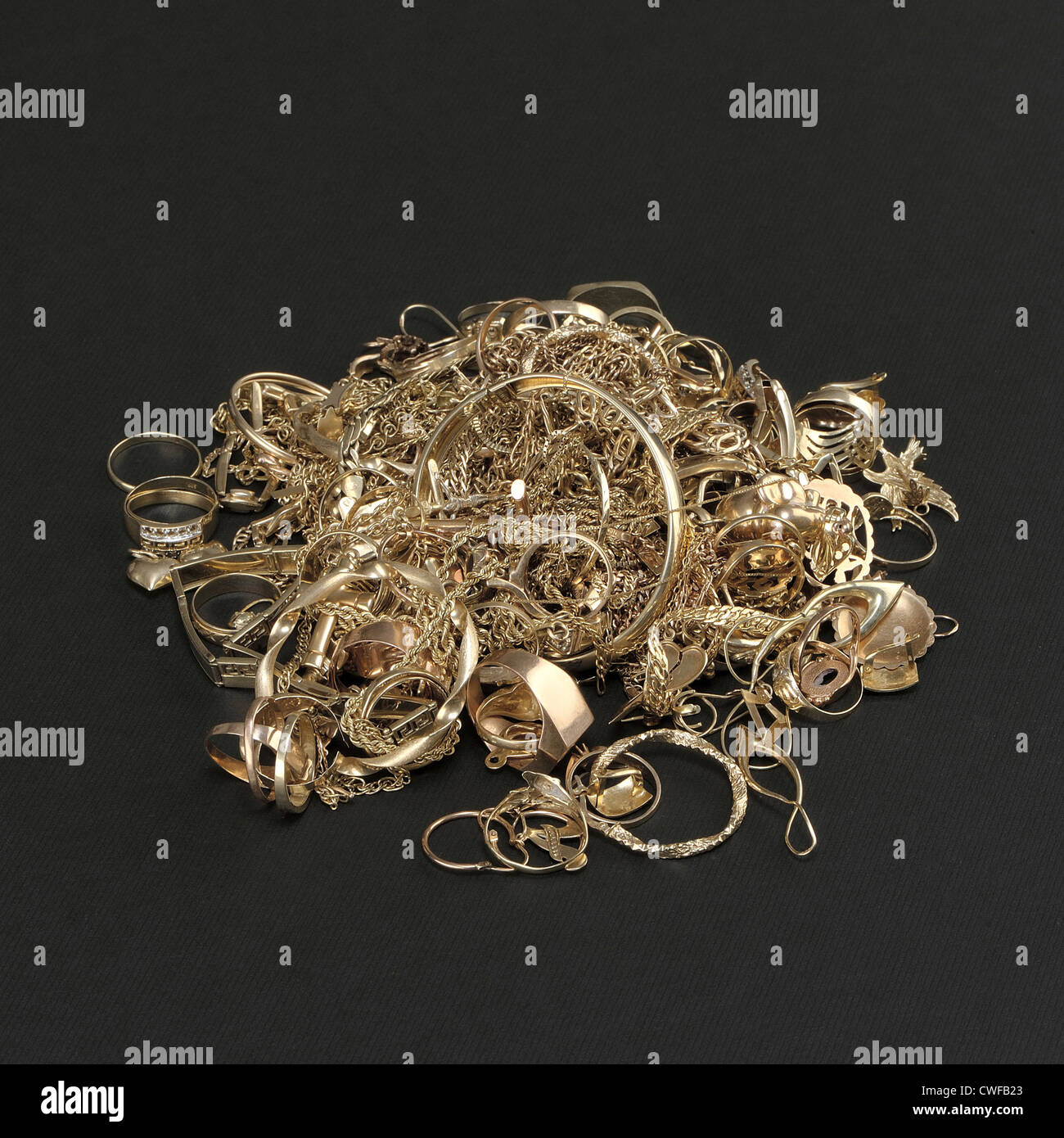Beaucoup de bijoux en or sur fond sombre Photo Stock - Alamy