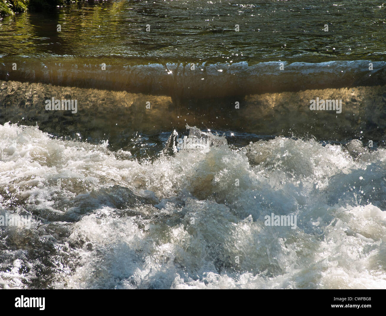 Jeux de lumière sur les eaux de la cascade de la rivière Akerselva dans le centre d'Oslo Norvège Banque D'Images