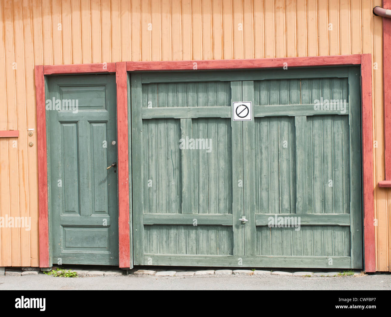 À la porte d'équitation/garage en façade d'une maison en bois dans la vieille partie d'Oslo Norvège no parking sign inclus Banque D'Images