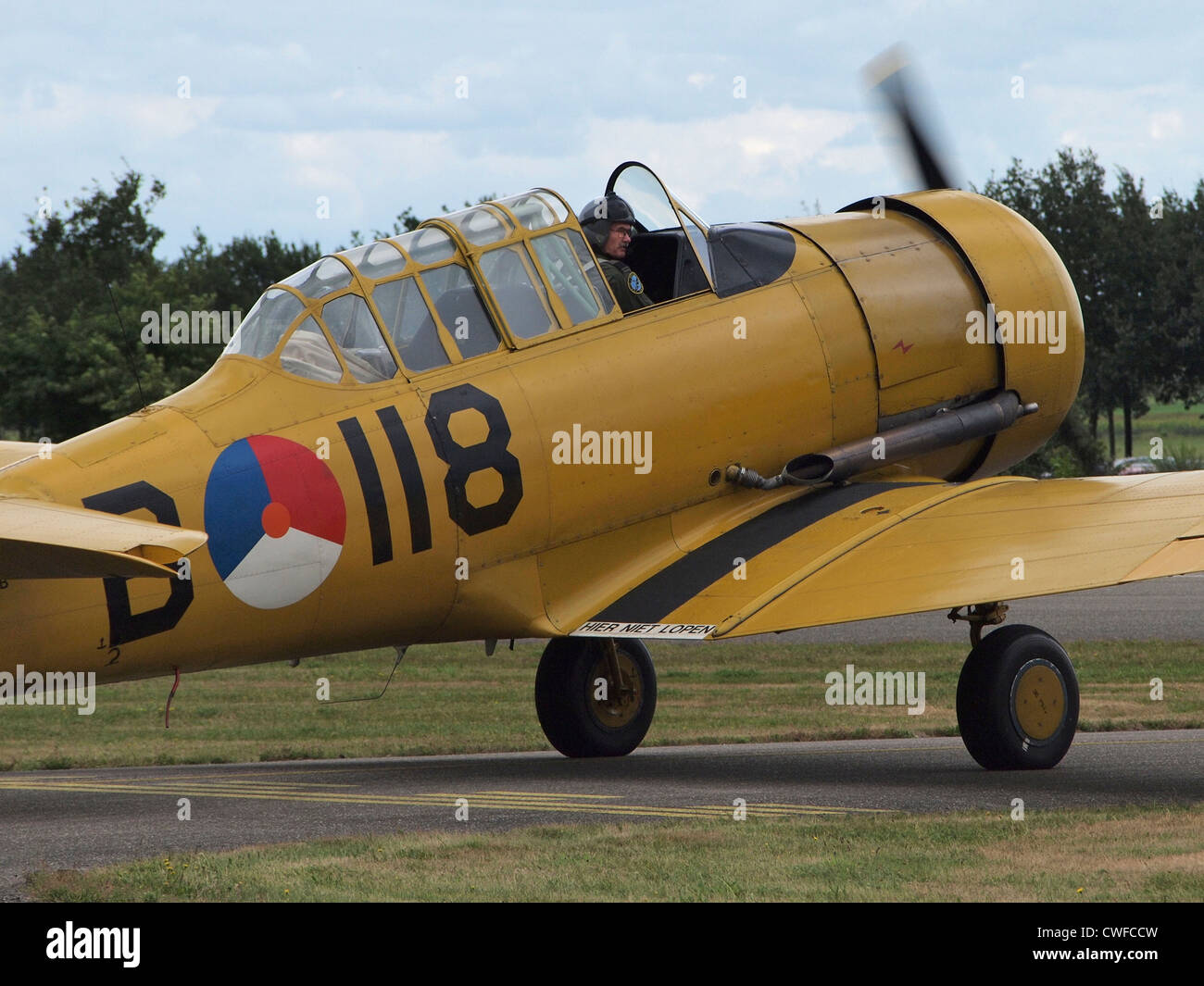 Formation Harvard Vintage roulait sur l'avion sur la piste de l'aérodrome de Seppe, Pays-Bas Banque D'Images