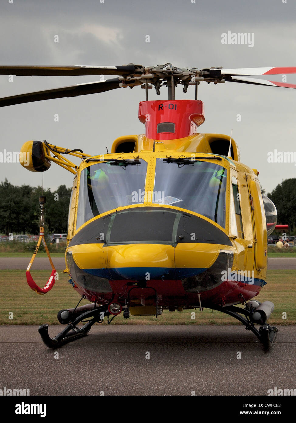 Sauvetage néerlandaise de recherche et de sauvetage par hélicoptère Agusta Bell 412 SP Vue de face à l'aérodrome de Seppe, Pays-Bas Banque D'Images