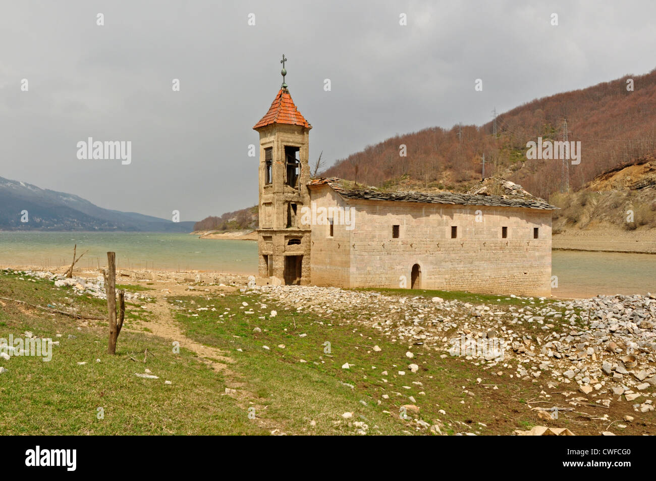 L'Europe, la Macédoine, le parc national de Mavrovo, St Nicholas Church, noyé par l'endiguement de la lake mais visible pendant les périodes sèches Banque D'Images