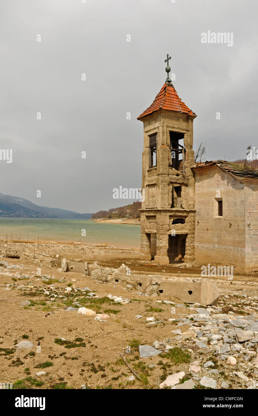 L'Europe, la Macédoine, le parc national de Mavrovo, St Nicholas Church, noyé d'origine par l'endiguement de la lake mais visible par temps sec. Banque D'Images