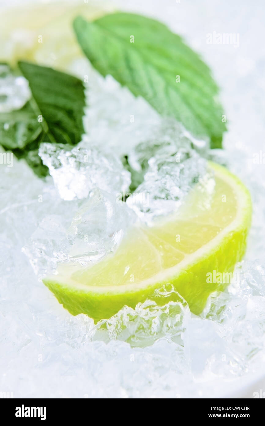 Feuilles de menthe poivrée et de chaux mélangée avec de la glace Banque D'Images