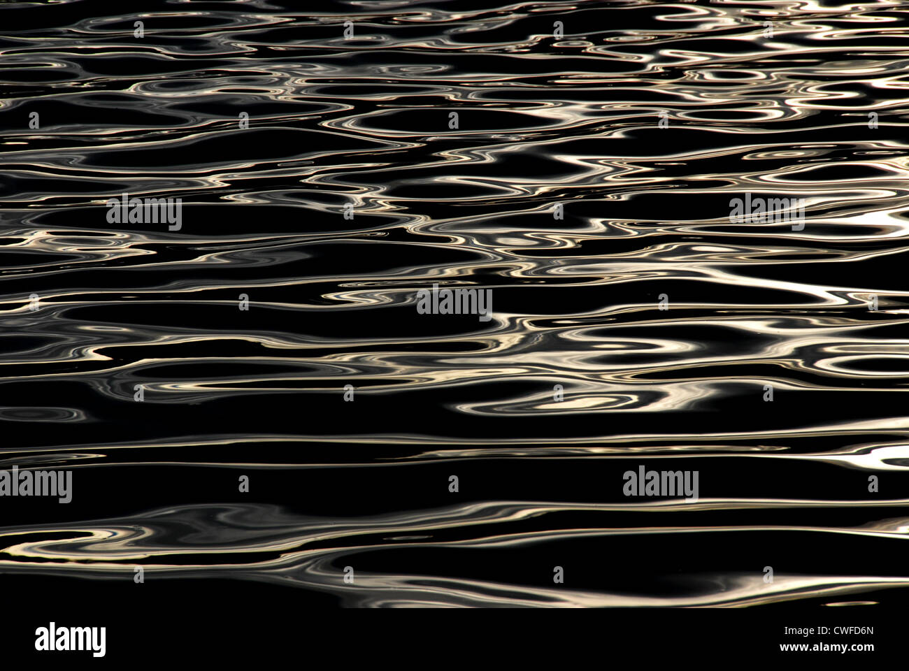 Abstract Or & Argent coucher de réflexions sur la surface d'un lac Banque D'Images