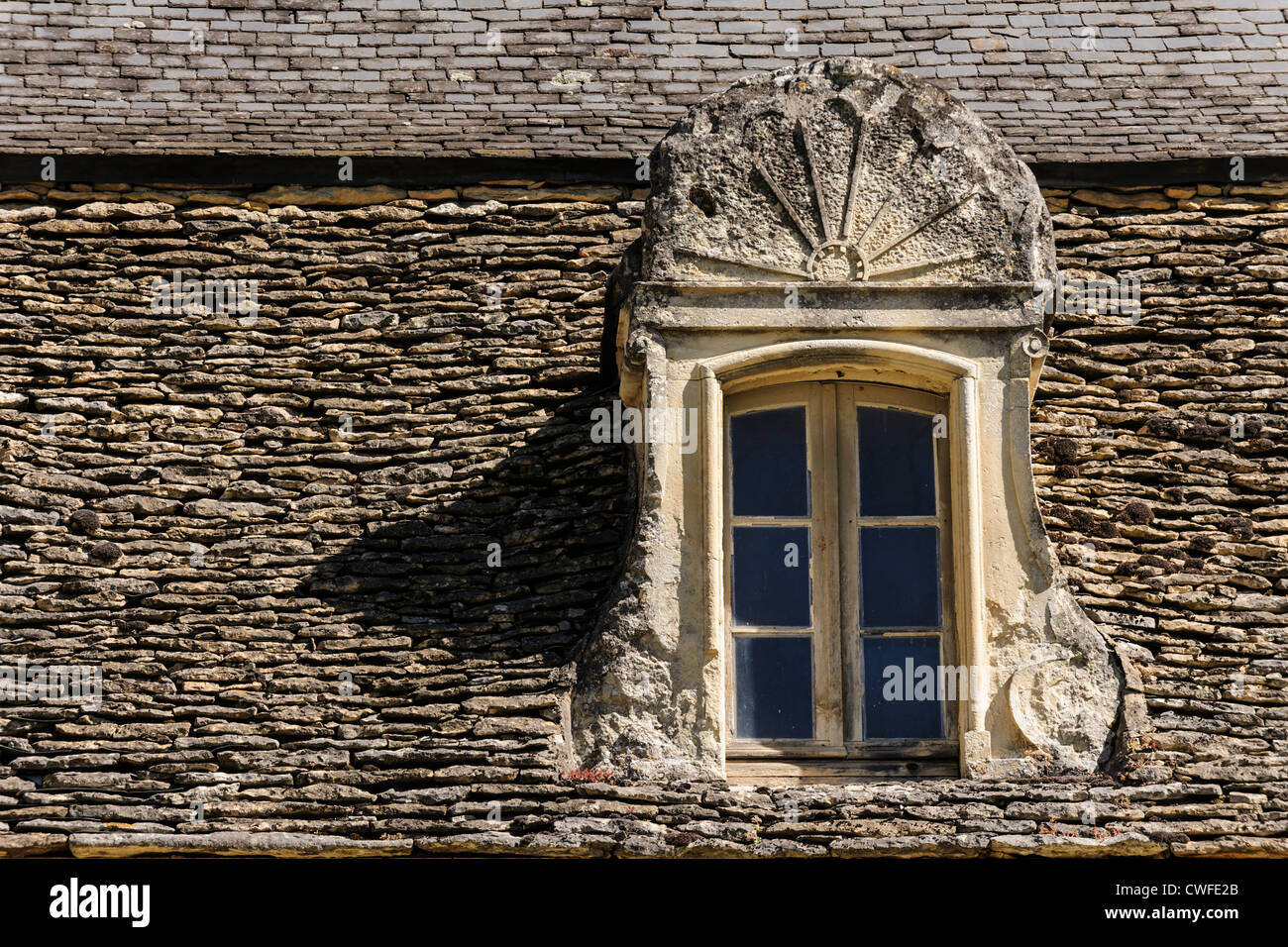 Toit traditionnel en pierre sculptée avec fenêtre, Cenac et St-Julien, Dordogne, France Banque D'Images