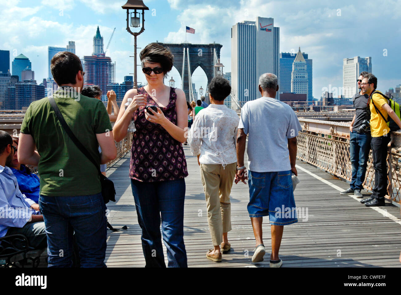 NEW YORK - 31 MAI 2009 : Les personnes marchant sur le pont de Brooklyn à New York. Manhattan est à l'arrière-plan. Banque D'Images