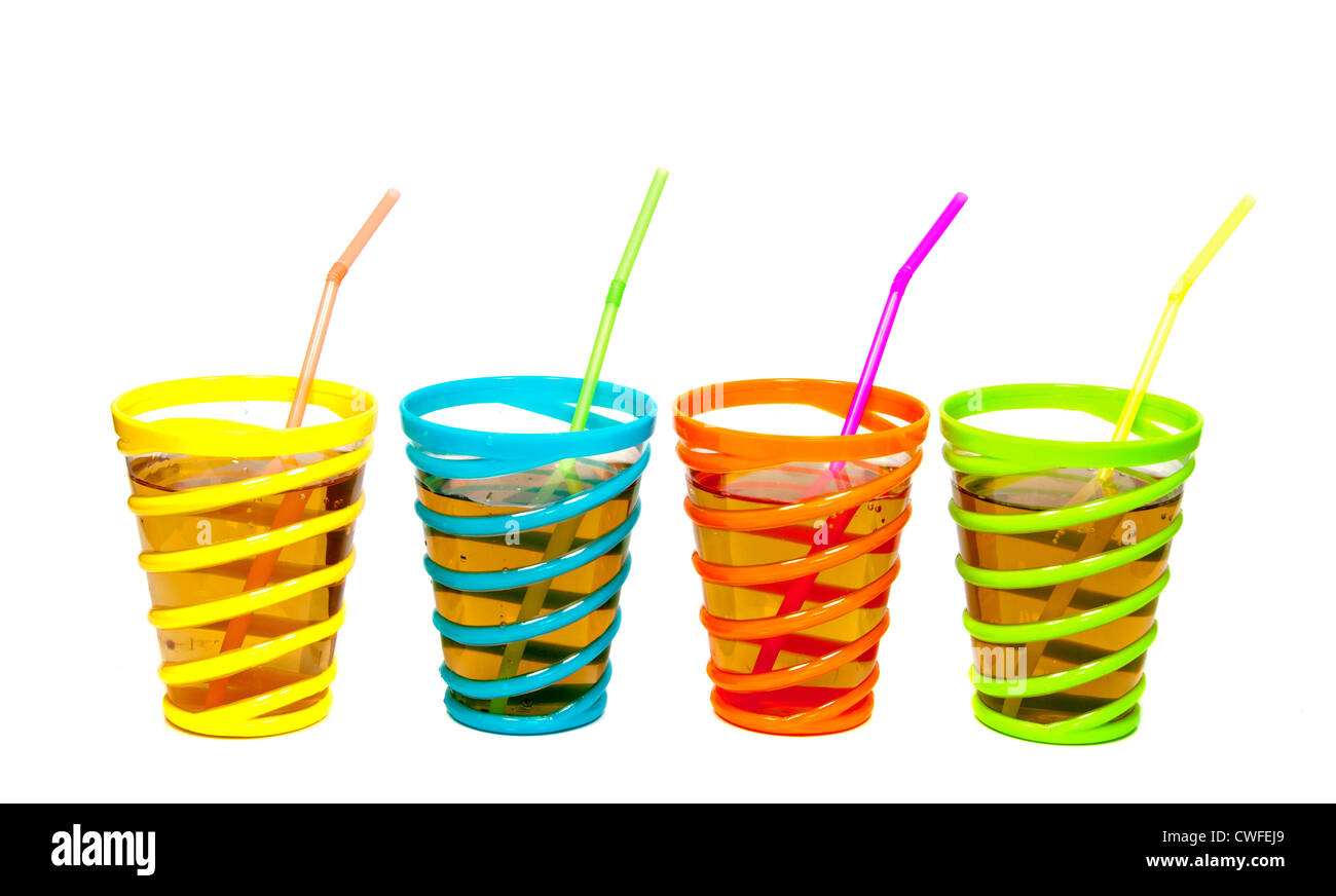 Des boissons dans des verres avec rouge jaune vert et bleu avec de la paille Banque D'Images