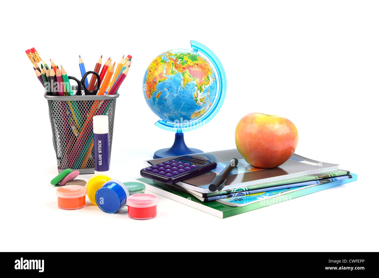 L'école et les fournitures de bureau sur fond blanc. Retour à l'école. Banque D'Images