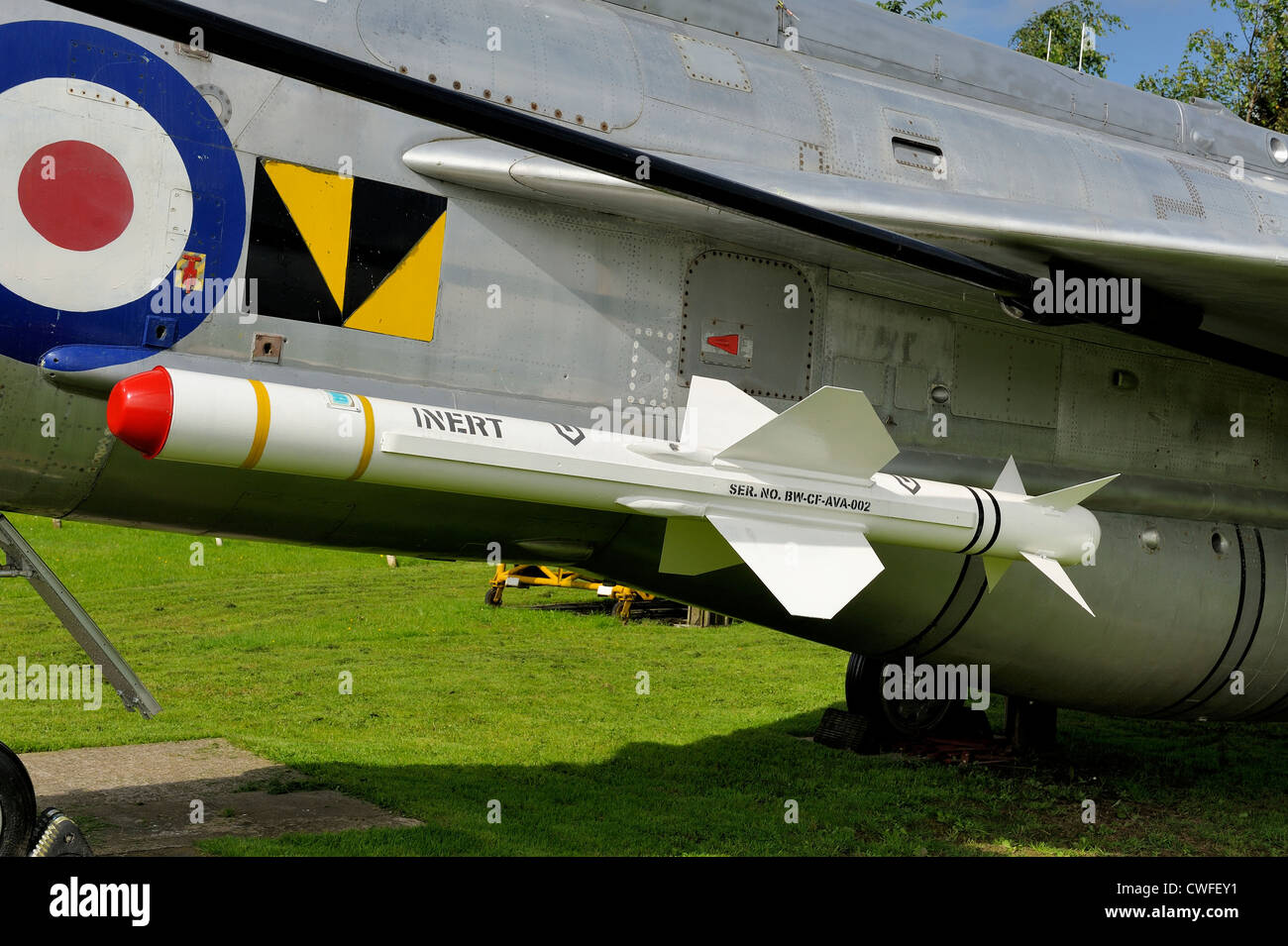 Missile inerte relié à un English Electric Lightning F-53 jet ZF588 aeropark East Midlands England uk Banque D'Images
