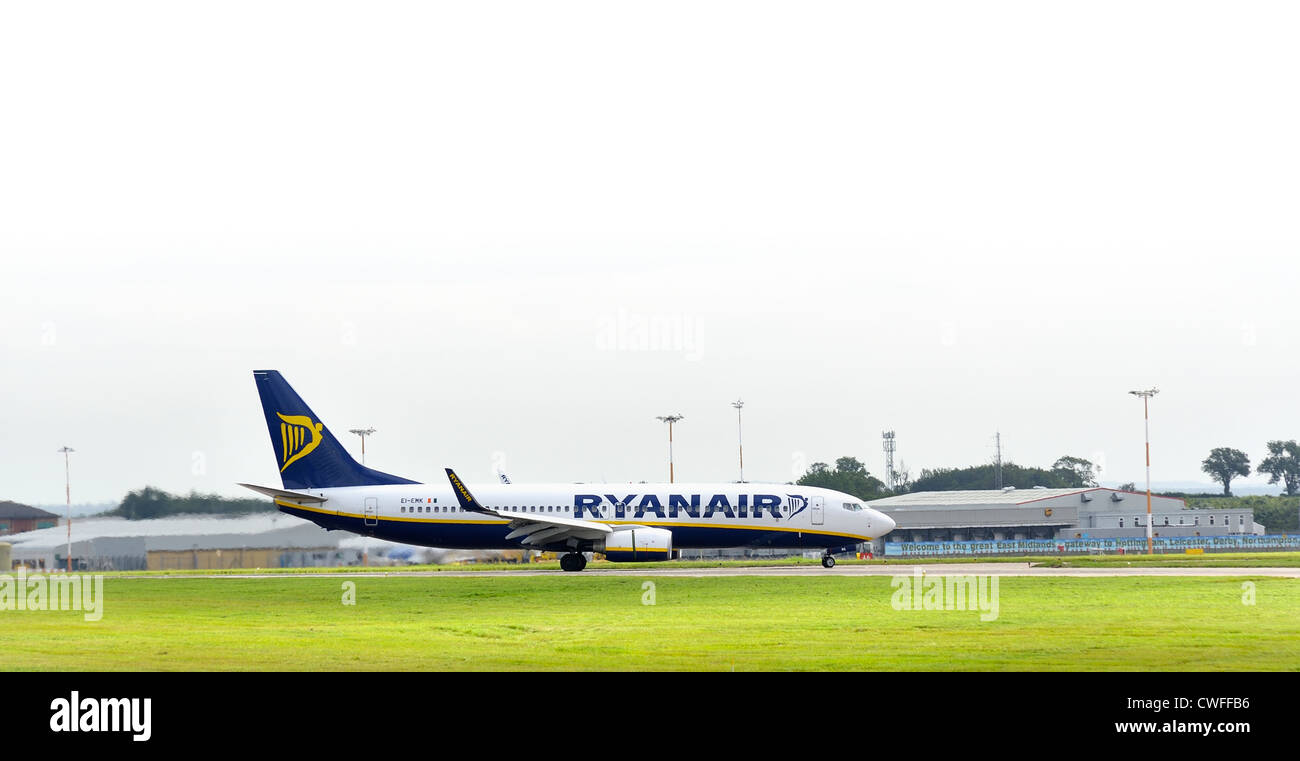 Jet taxiing Ryanair à l'aéroport de East Midlands England uk Banque D'Images