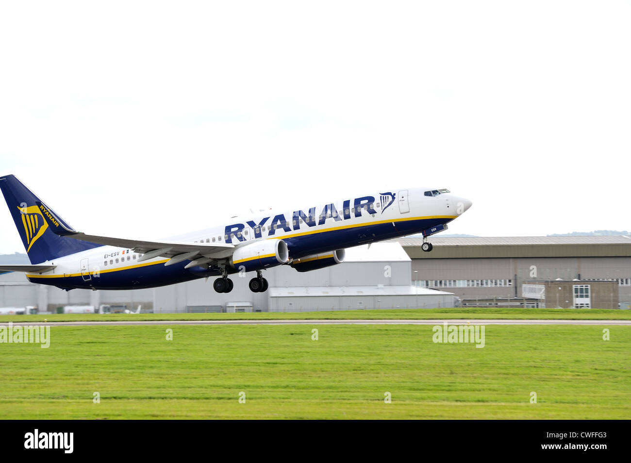Jet Ryanair décollant de l'aéroport East Midlands England uk Banque D'Images