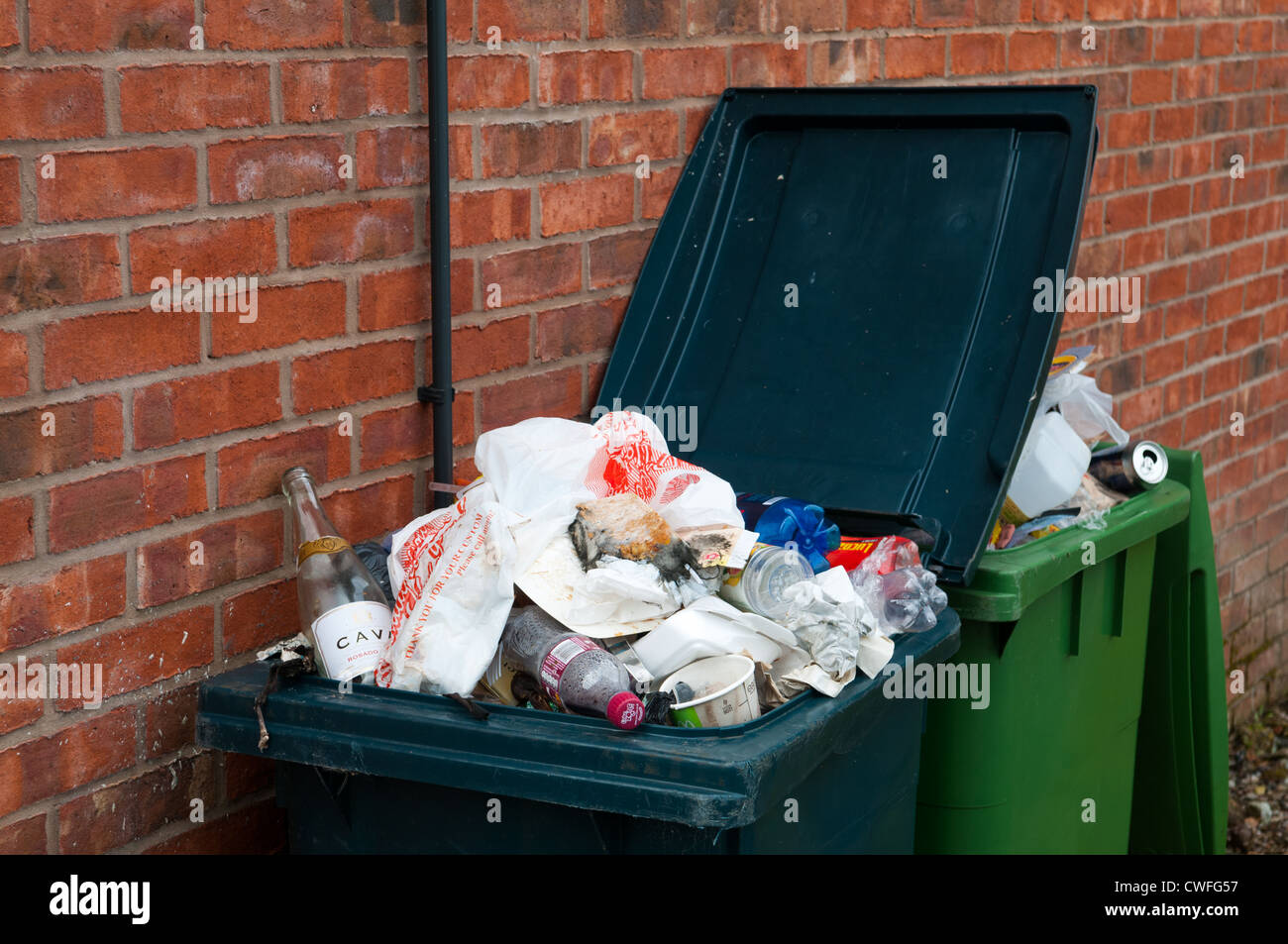 Une poubelle débordante, Shifnal, Shropshire, Angleterre Banque D'Images