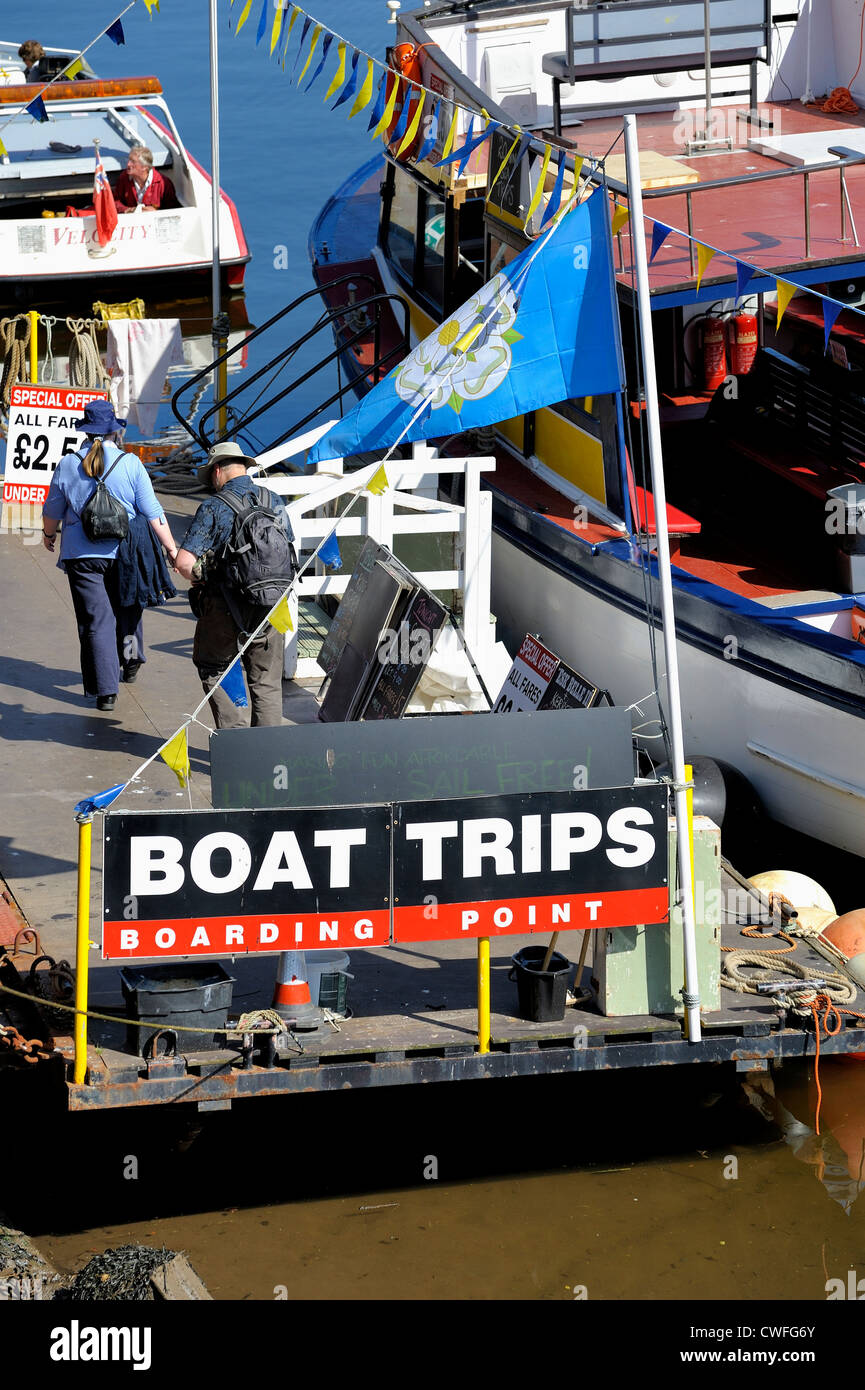 Vacances à la mer en bateau de Whitby Harbour North Yorkshire angleterre uk Banque D'Images