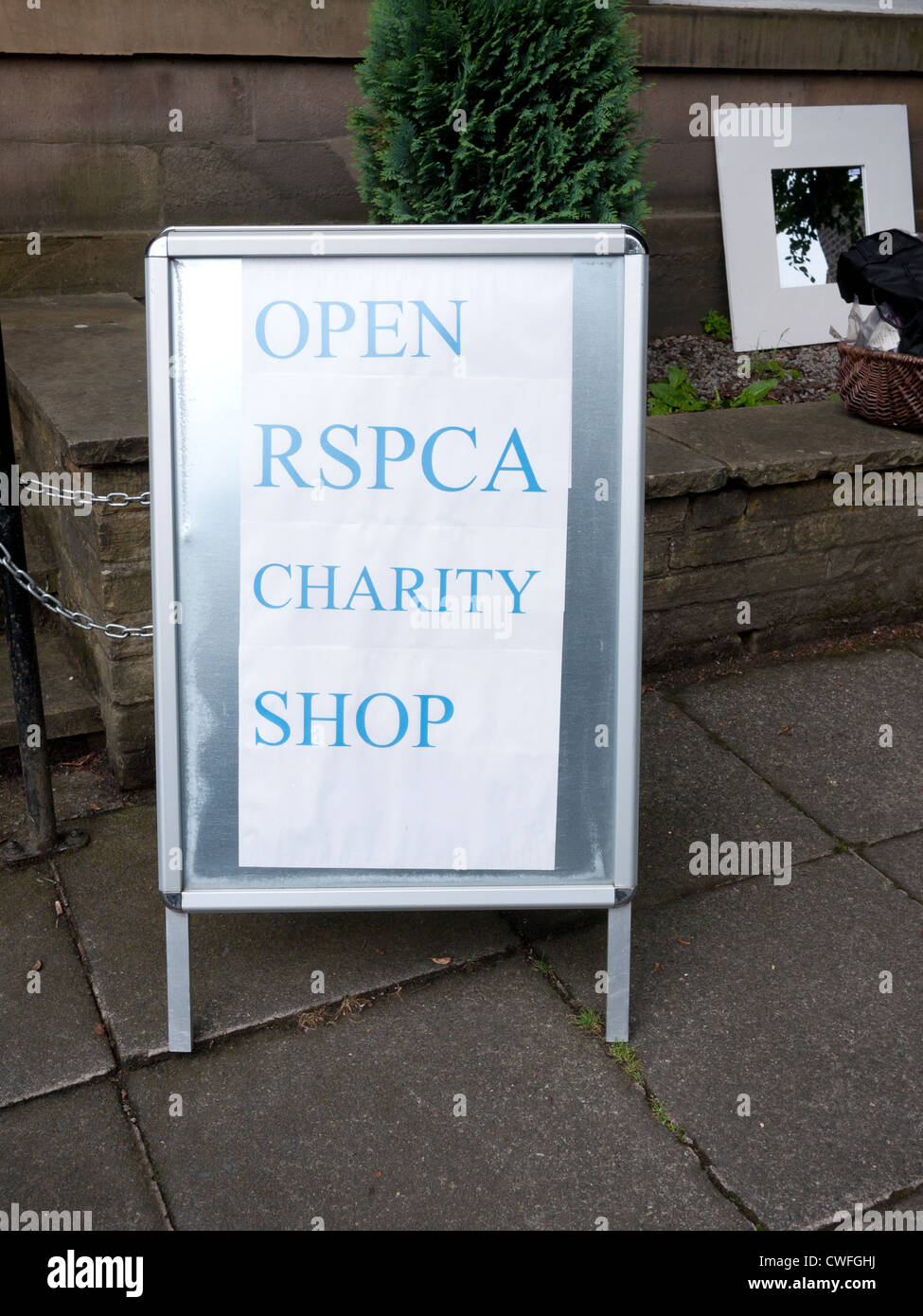 La RSPCA magasin de charité signe, Angleterre, Royaume-Uni. Banque D'Images