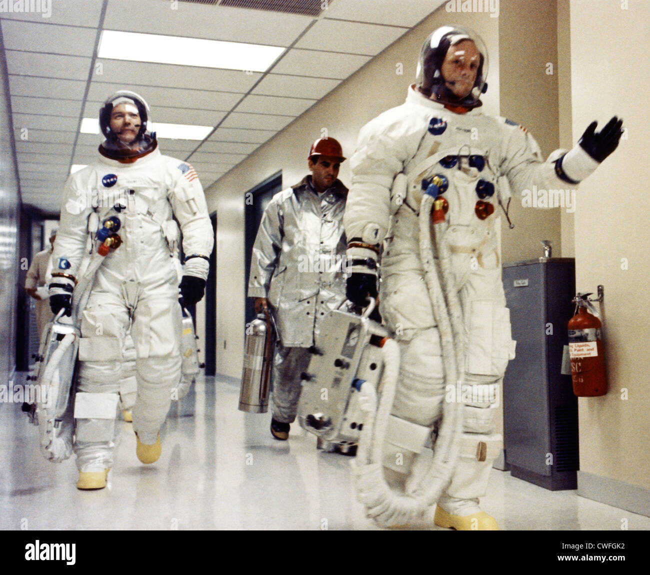 Les astronautes de la NASA Neil A. Armstrong courbes à bienfaiteurs dans le couloir de l'Manned Spacecraft Operations Building comme lui et Michael Collins et Edwin E. Aldrin Jr. se préparent à être transportés jusqu'à un complexe de lancement 39à entrer dans leur vaisseau spatial Apollo 11 le 16 juillet 1969 au Centre spatial Kennedy, en Floride. L'équipage est prévue pour le décollage sur la première mission habitée vers la surface de la lune. Banque D'Images