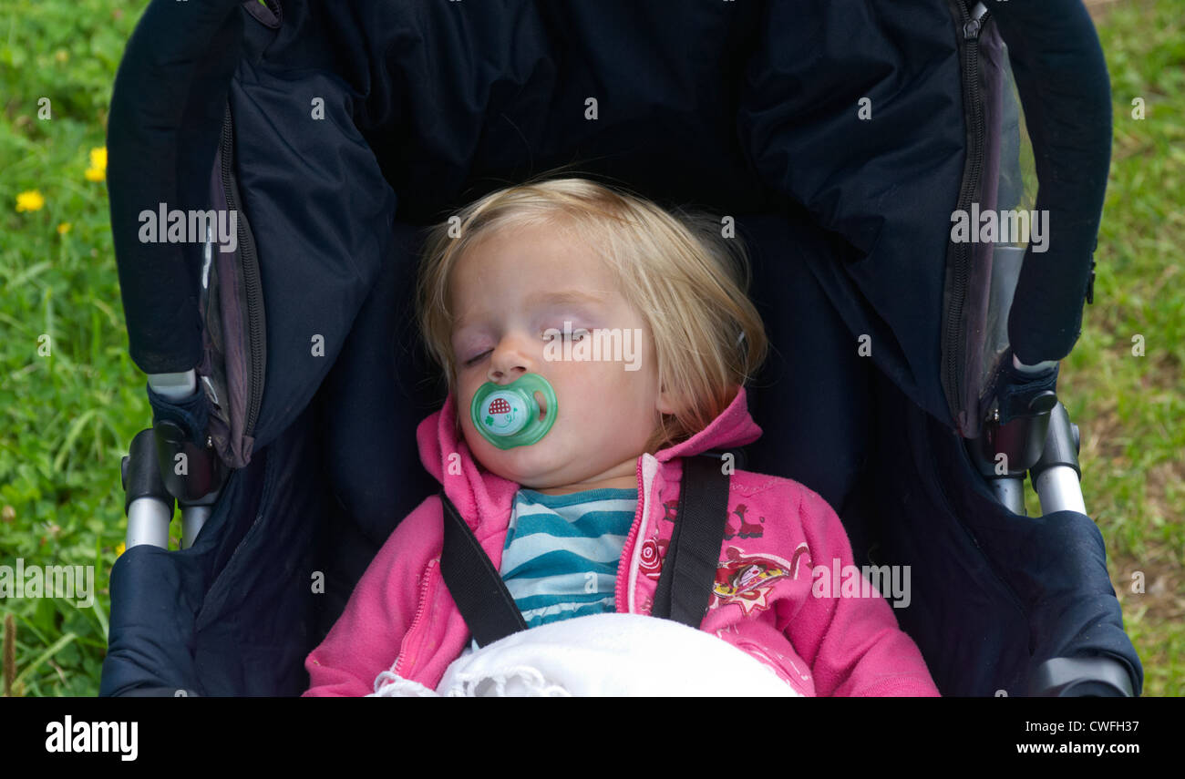 Portrait de bébé enfant fille blonde 1 ans dormir dehors Banque D'Images