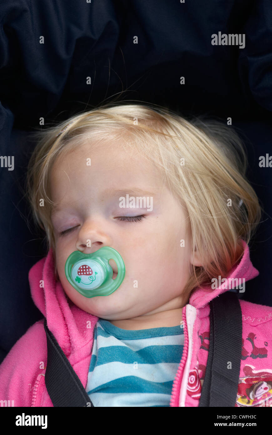 Portrait De Bebe Enfant Fille Blonde 1 Ans Dormir Dehors Photo Stock Alamy