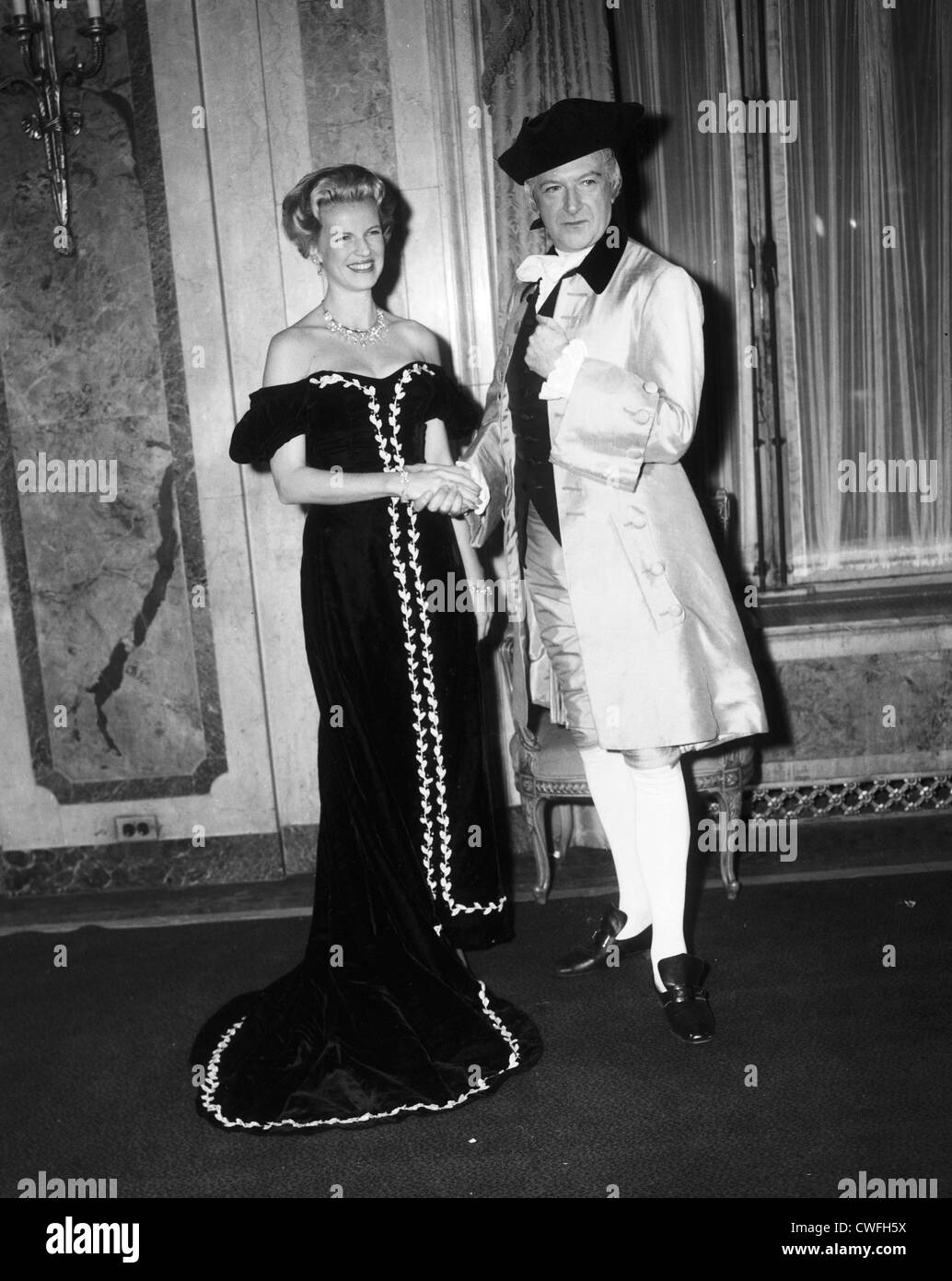 Cecil Beaton et Mme Thomas Bancroft Jr à la Renaissance italienne, à l'hôtel Plaza, New York, vers 1960 Banque D'Images