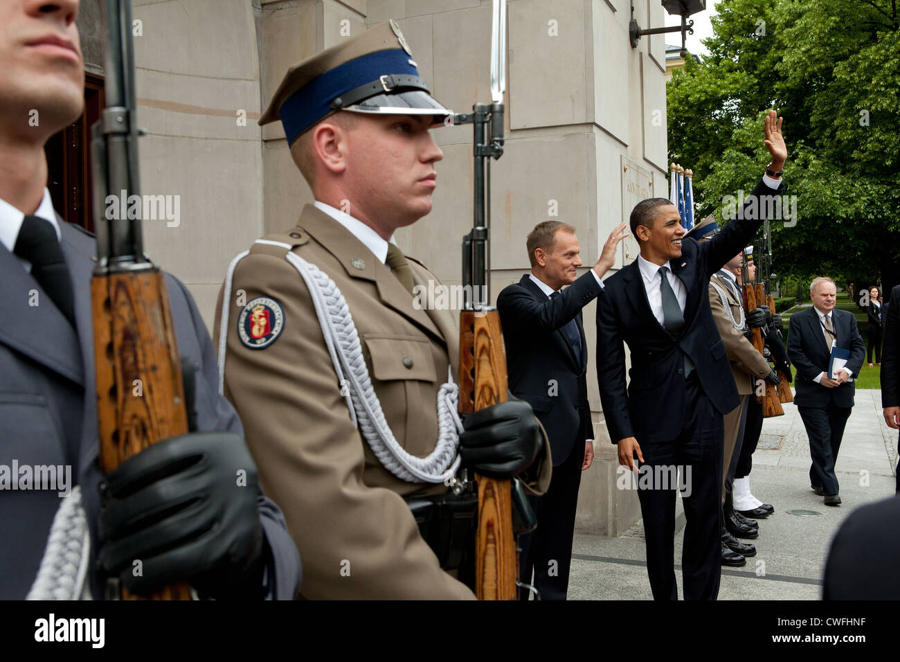 Le président Barack Obama et le Premier ministre Donald Tusk de Pologne vague aux spectateurs à l'arrivée du président Obama à la Chancell Banque D'Images