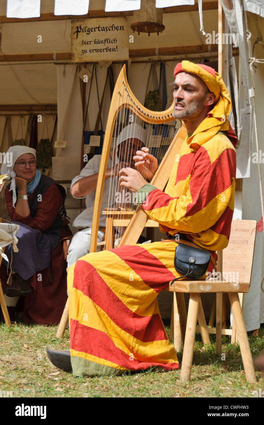 Harpiste mâles colorés en costume oriental médiéval joue de la harpe,  ancienne ville thermale historique Staufer Mosbach Allemagne du Sud Photo  Stock - Alamy