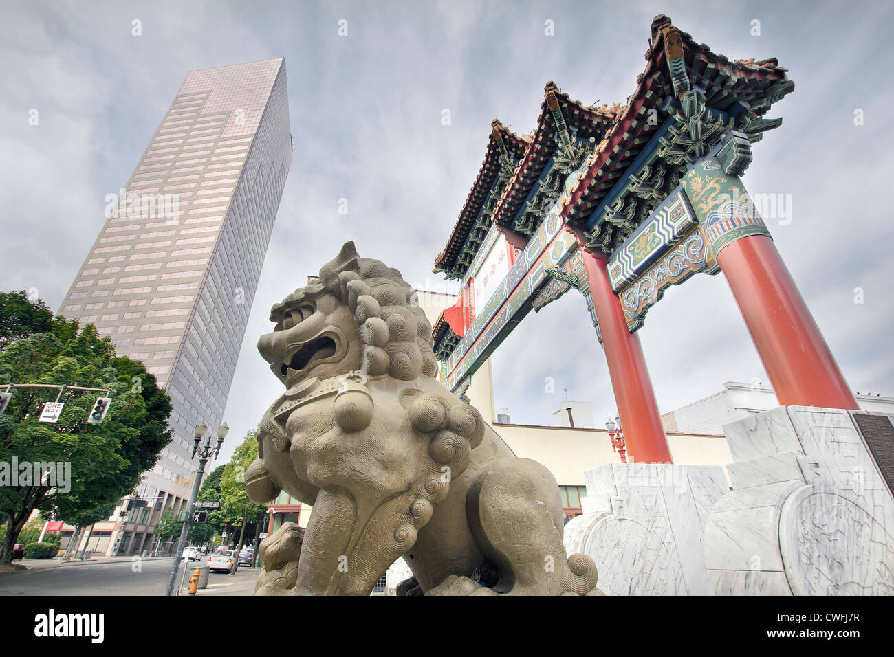 Chien Foo chinois à Chinatown Porte d'entrée dans le centre-ville de Portland en Oregon Banque D'Images