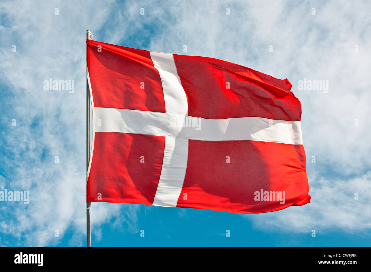 Drapeau national du Danemark au vent contre un ciel d'été Banque D'Images