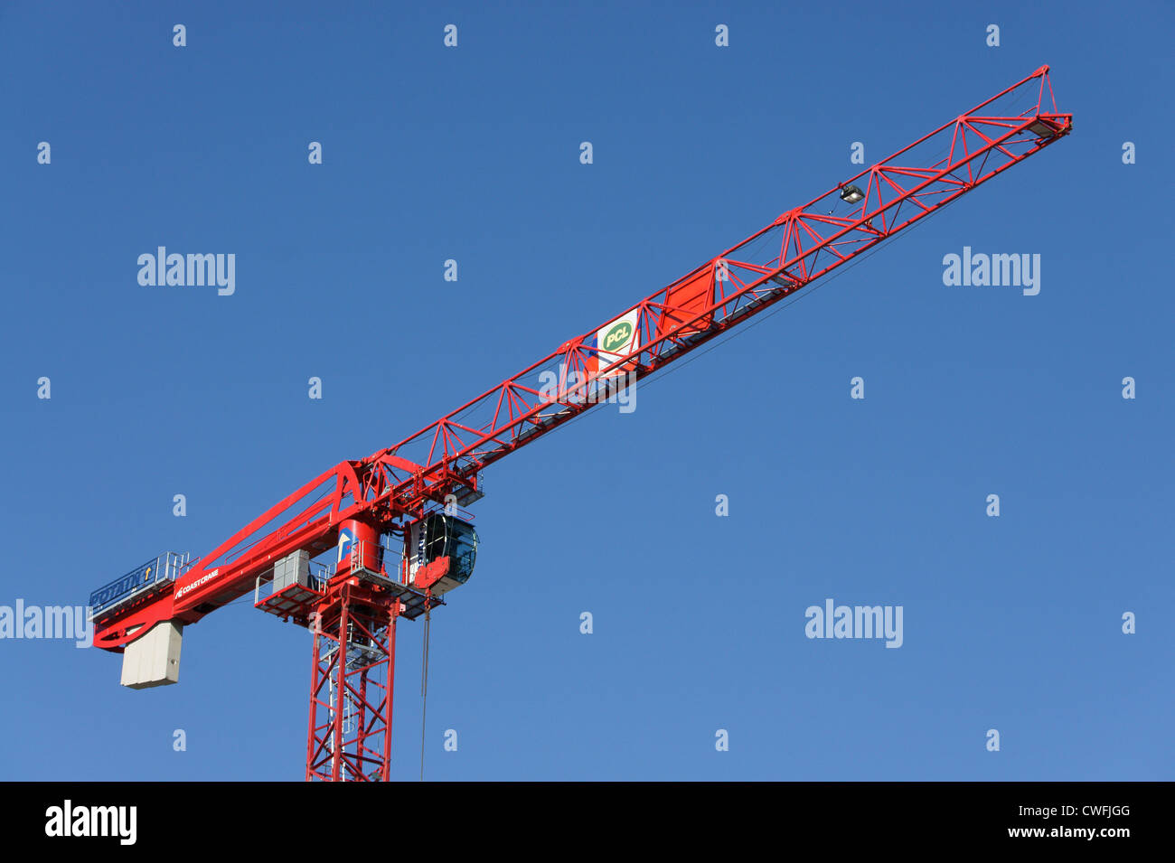 Tour Rouge grue de construction contre un ciel bleu, Vancouver, BC, Canada Banque D'Images