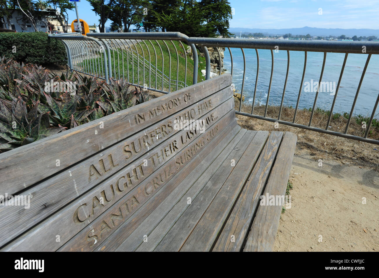 USA Californie CA Santa Cruz un banc dédié aux internautes qui sont morts - un monument à la surf Banque D'Images