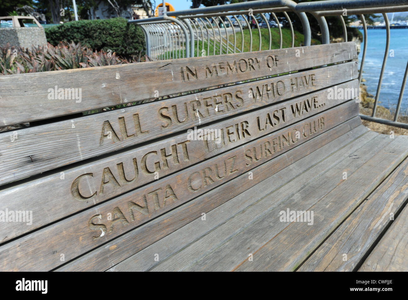 USA Californie CA Santa Cruz un banc dédié aux internautes qui sont morts - un monument à la surf Banque D'Images