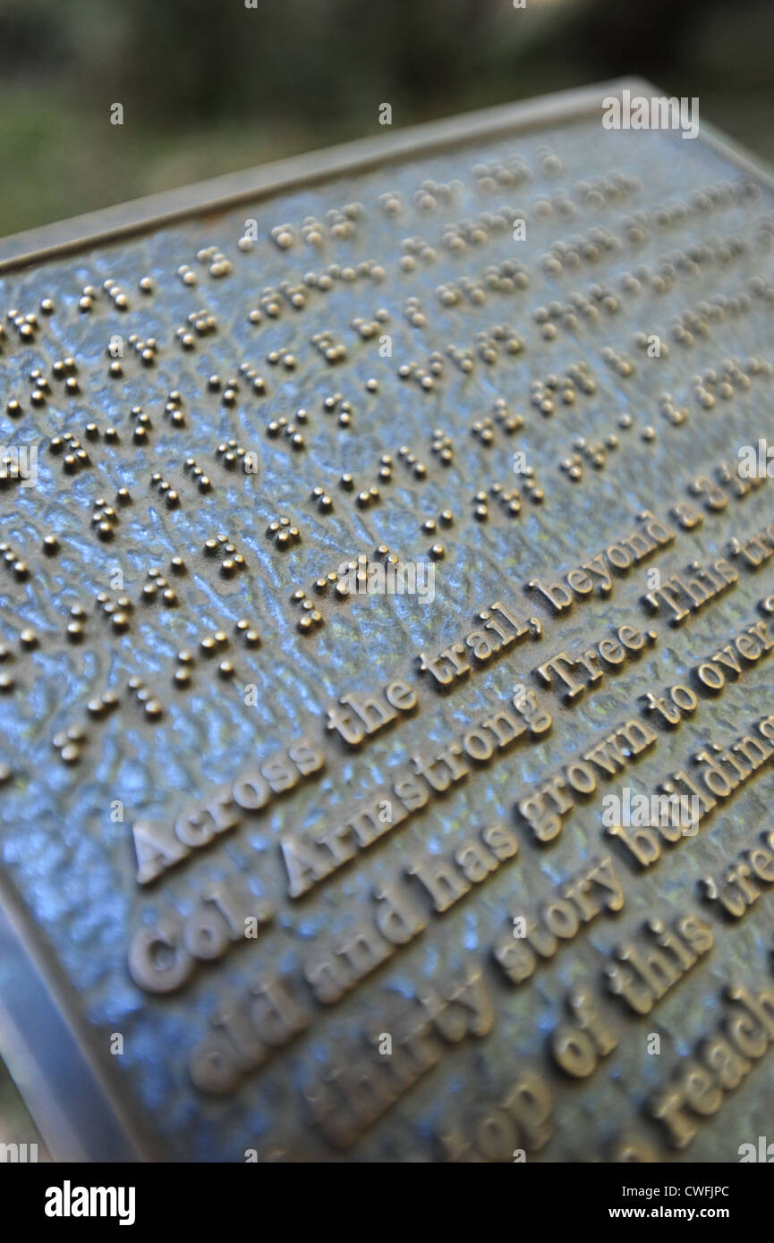 USA Langue bilingue anglais et en braille côte à côte sur une plaque dans la réserve naturelle d'état d'Armstrong Redwoods Banque D'Images