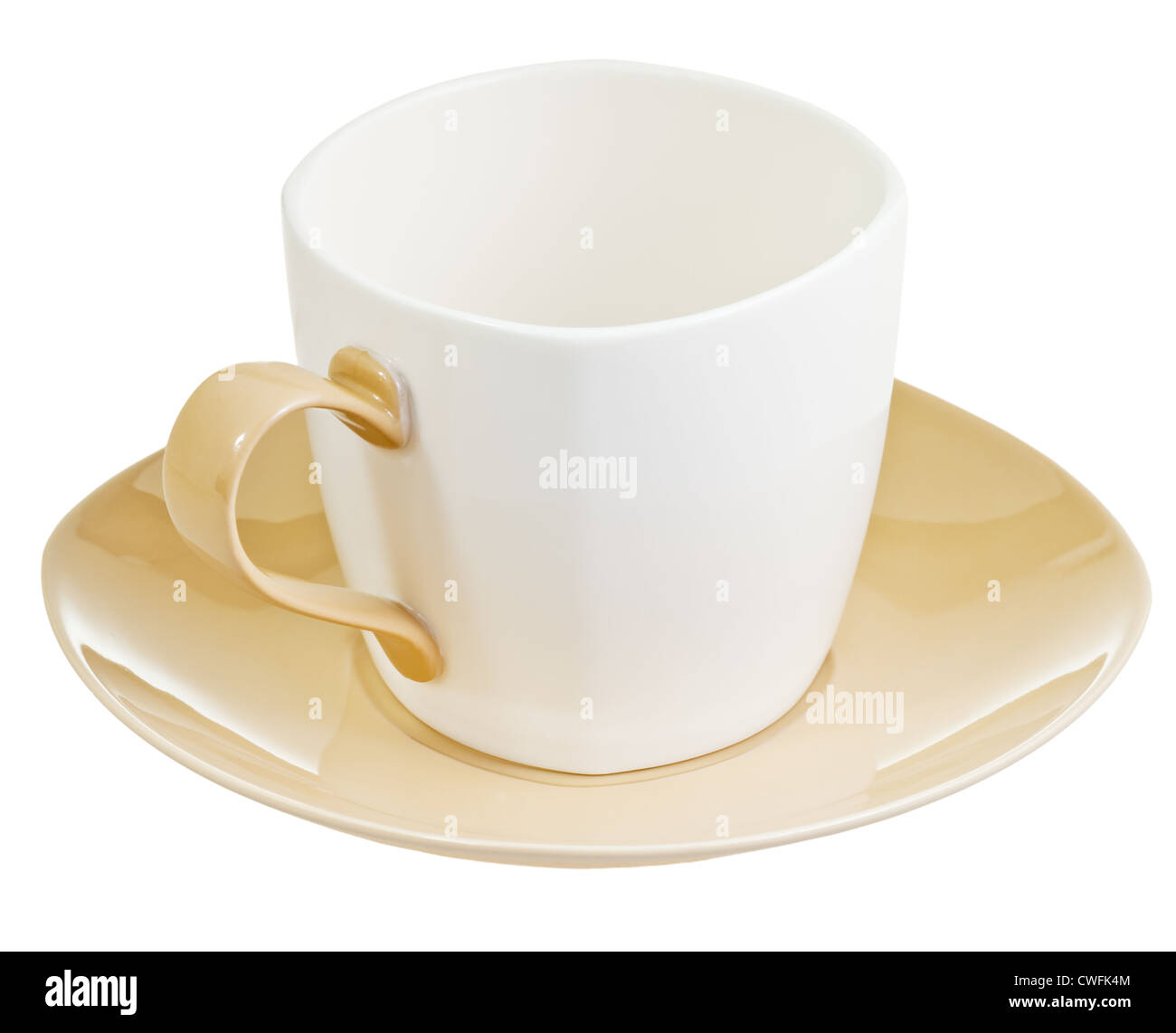 Grande tasse à thé en porcelaine avec soucoupe isolated on white Banque D'Images
