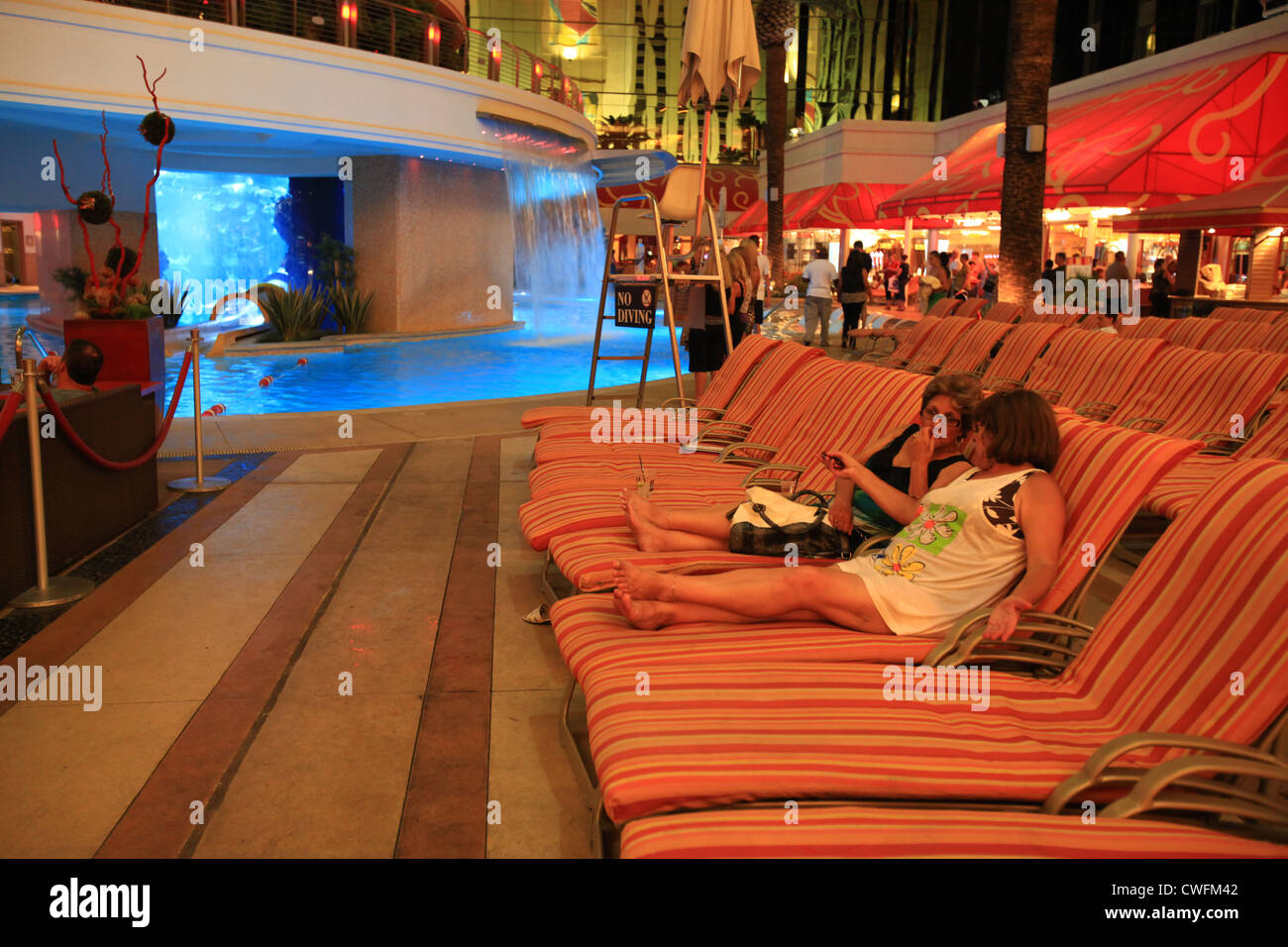 Au repos des visiteurs dans la piscine de l'hôtel Golden Nugget casino de Las Vegas, Nevada, États-Unis Banque D'Images