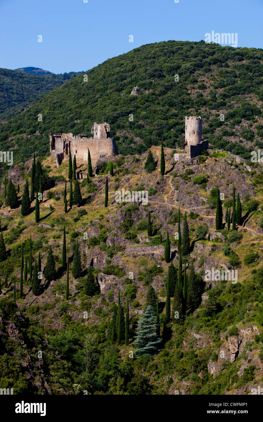 Les châteaux de Lastours prises à partir de l'observation dans le village de Lastours, dans le sud de la France Banque D'Images