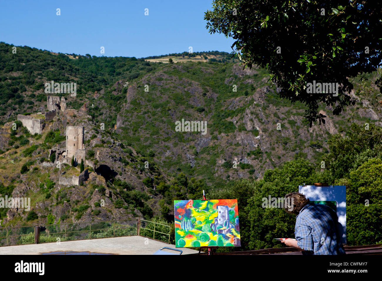 La peinture d'un artiste châteaux de Lastours du lookout point dans le village de Lastours, dans le sud de la France Banque D'Images