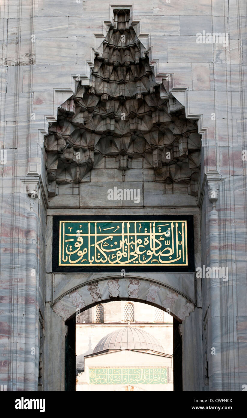 Portal stalactites et la calligraphie arabe sur la cour de l'entrée de l'Hippodrome, la Mosquée Bleue, Sultanahmet, Istanbul, Turquie Banque D'Images