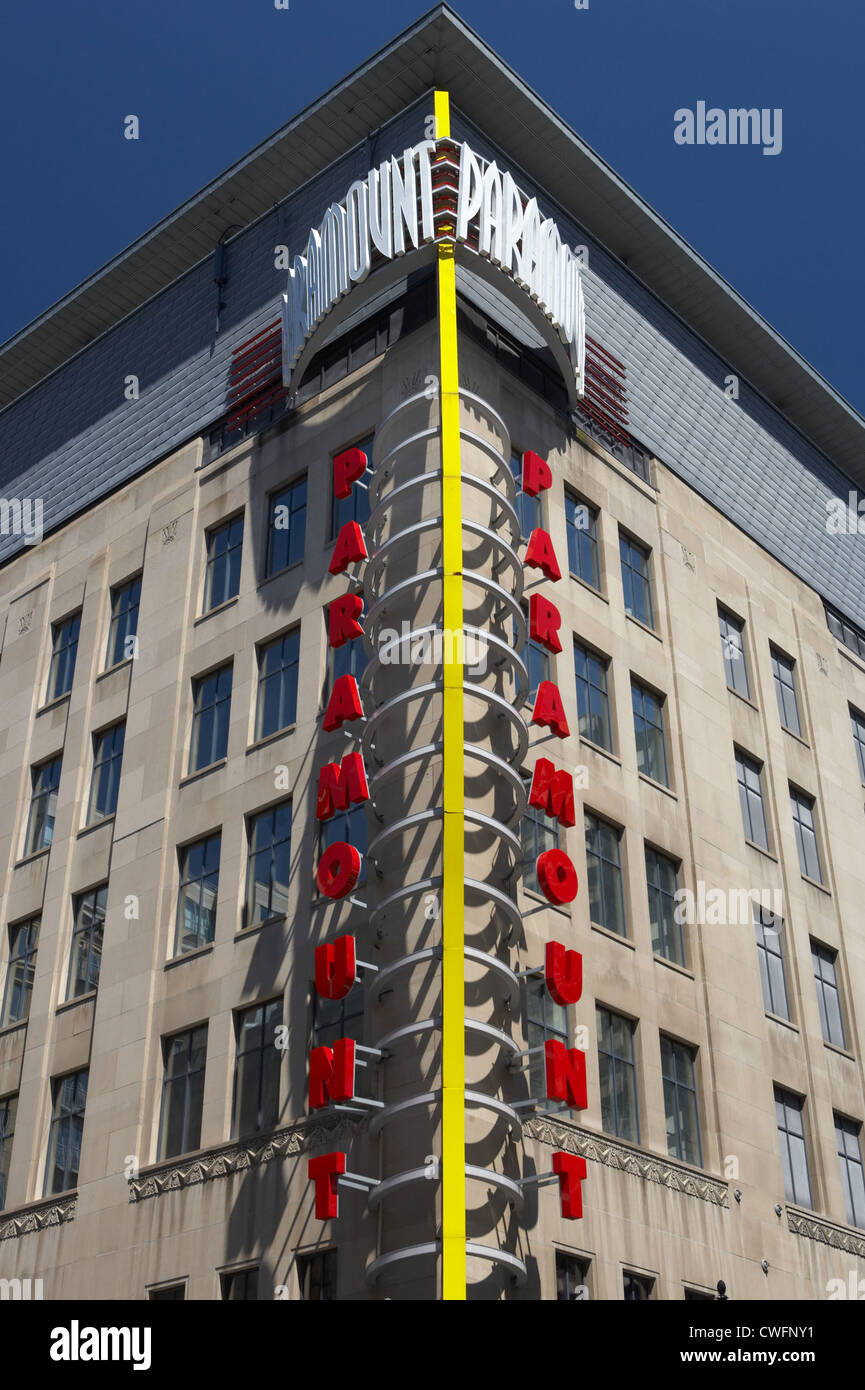 Lettrage géant de Paramount Theatre chaîne sur une façade Banque D'Images