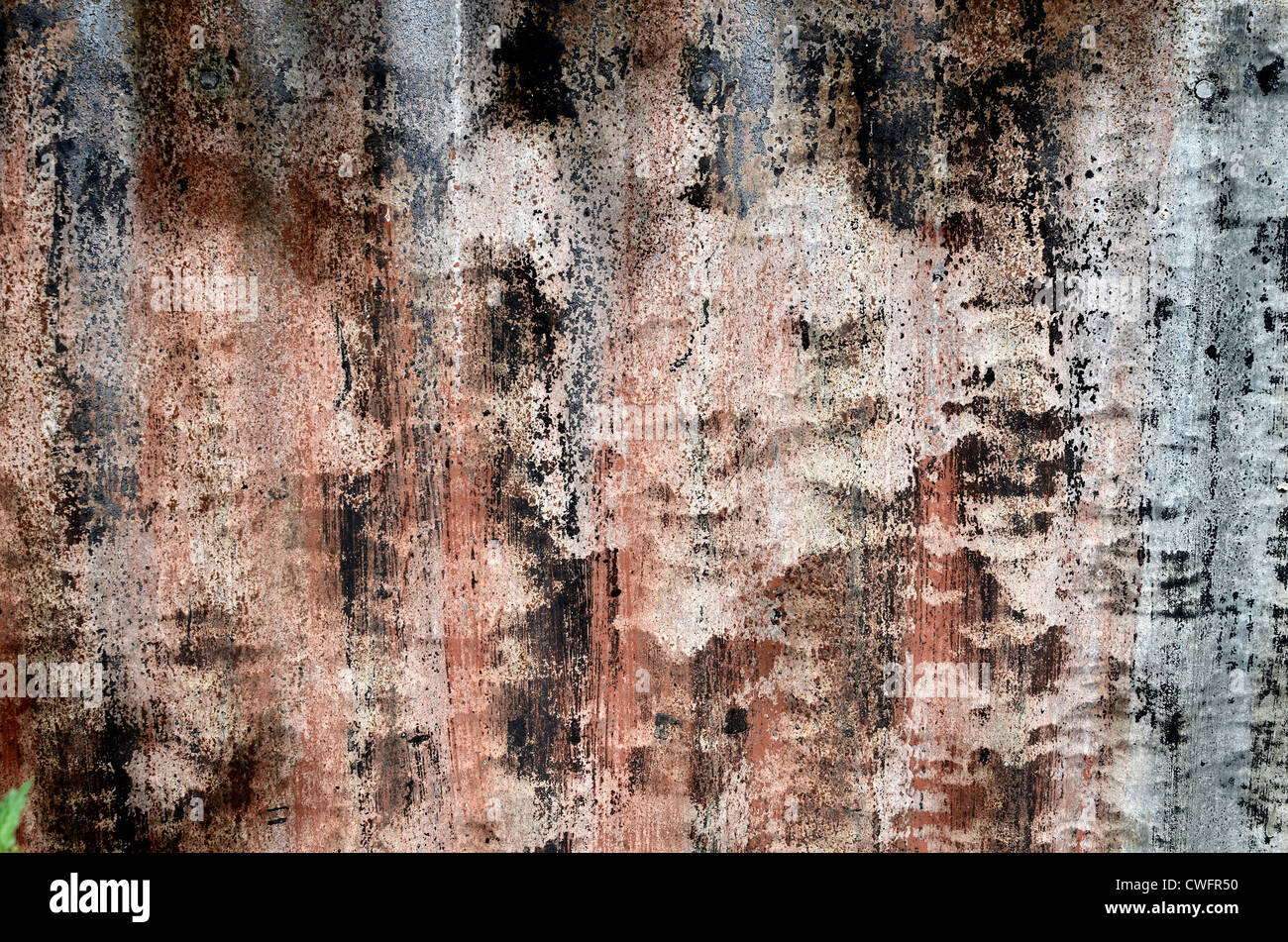 Détail de surface étroit de la feuille ondulée avec décomposition de la peinture.Texture de peinture altérée, texture de peinture ancienne, texture rugueuse décolorée par le temps. Banque D'Images