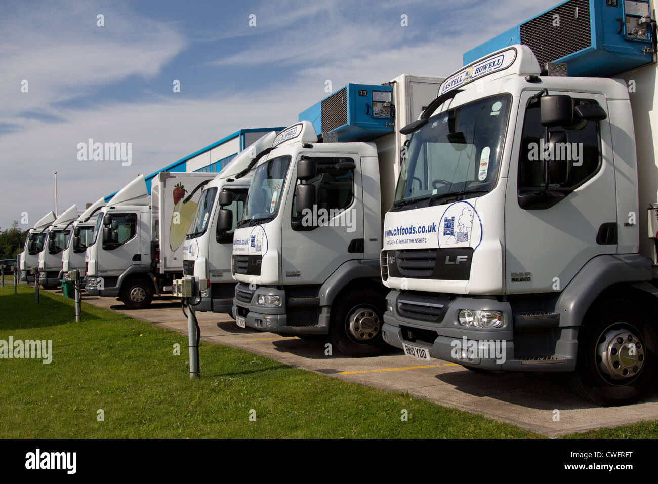 Une rangée de camions frigorifiques à Castell Howell, distributeurs alimentaires, les mains, le Pays de Galles Banque D'Images