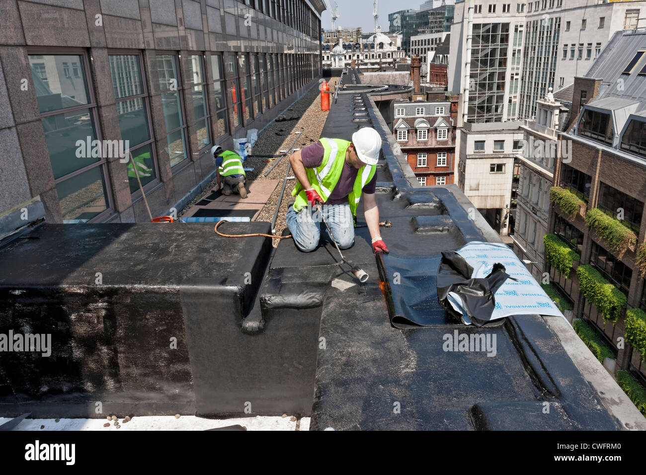 Roofing Contractors travaillant sur un toit dans la ville de Londres. Banque D'Images