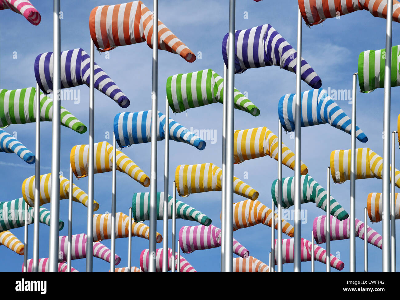 La sculpture 'Le vent souffle où il veut' par Daniel Buren. Beaufort02 :  L'Art par la mer. De Haan, Belgique Photo Stock - Alamy