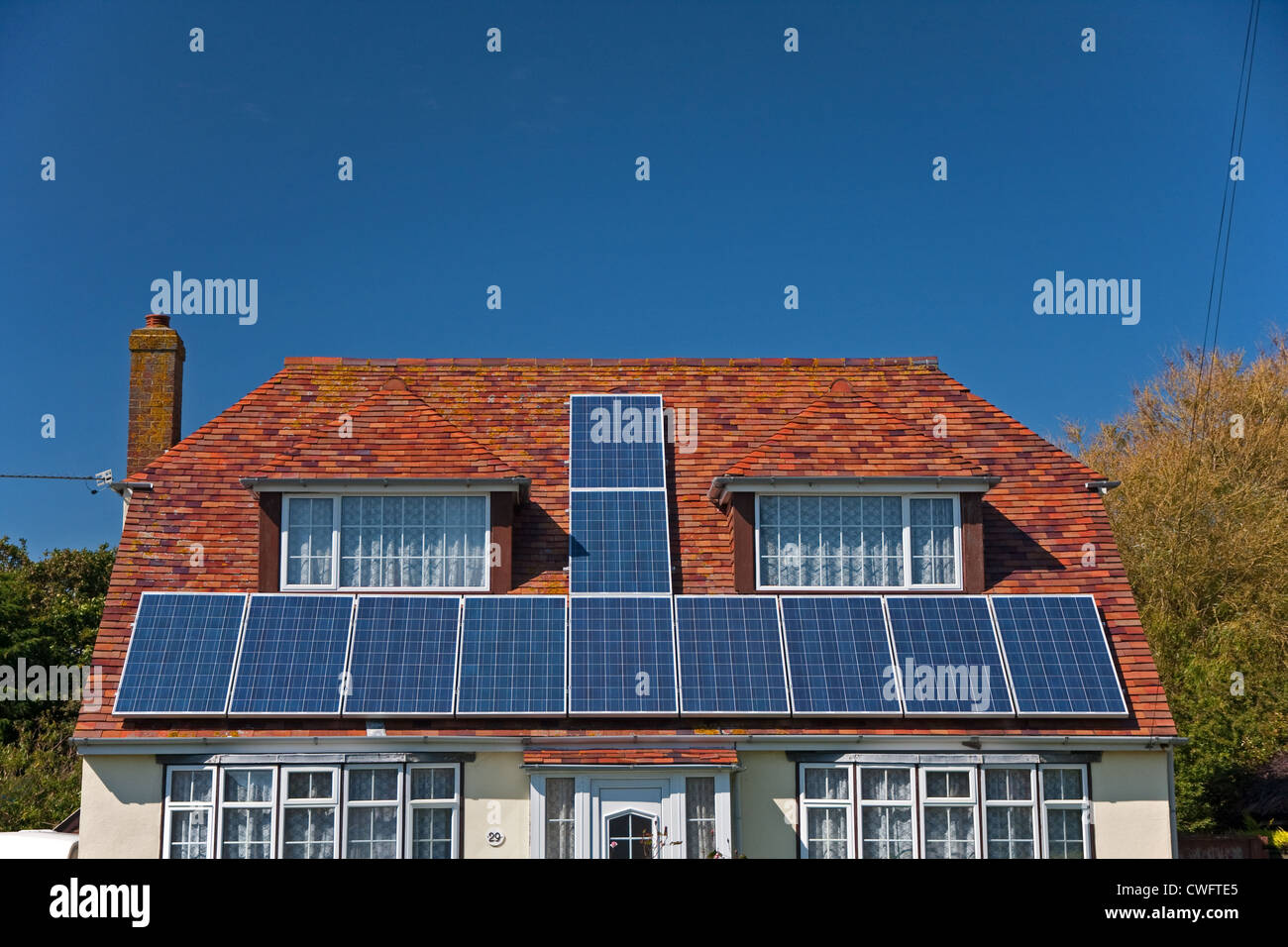 Des panneaux solaires sur toit de maison individuelle Banque D'Images