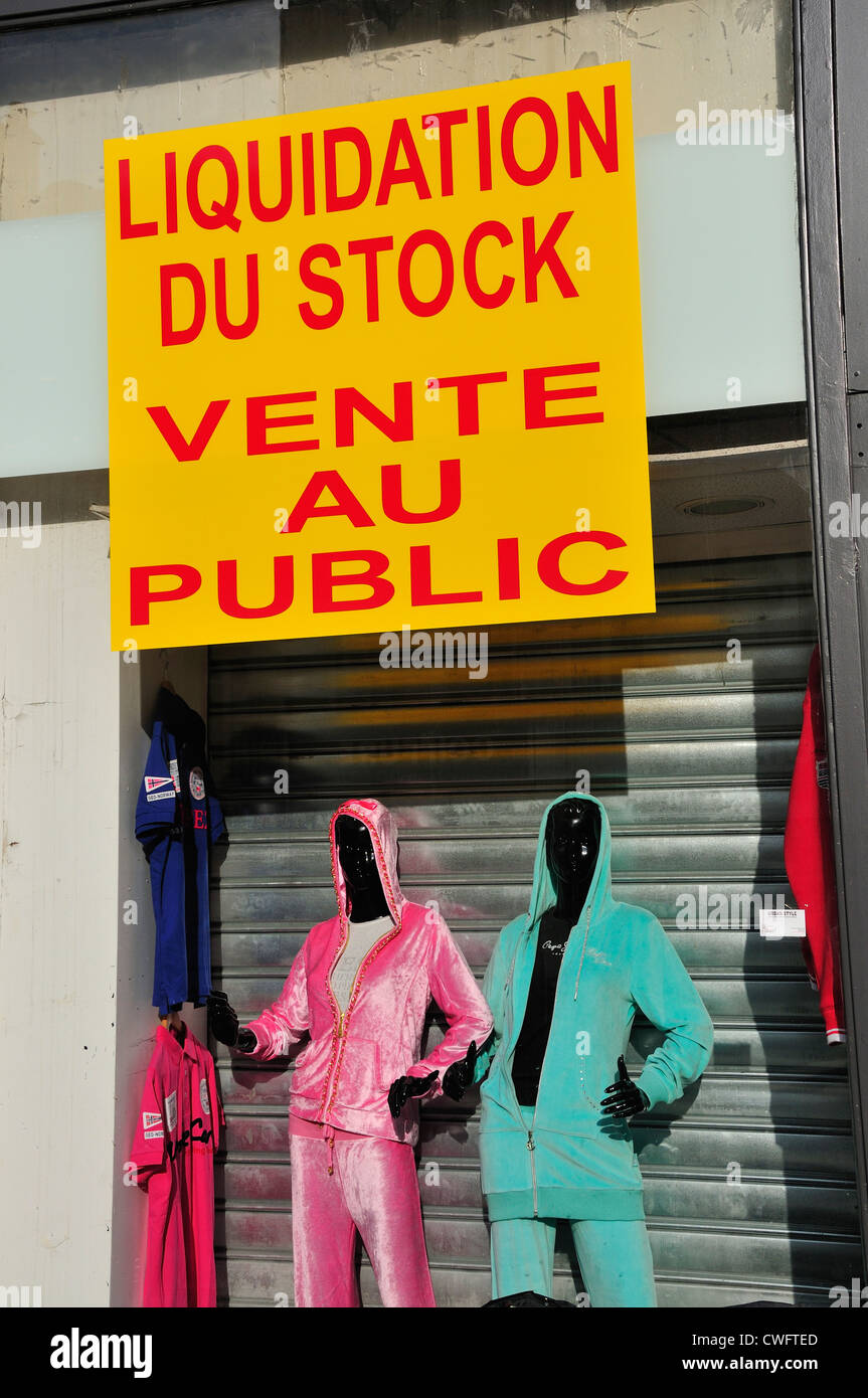 Paris, France. Déstockage - vente au public. Magasin de vêtements Photo  Stock - Alamy