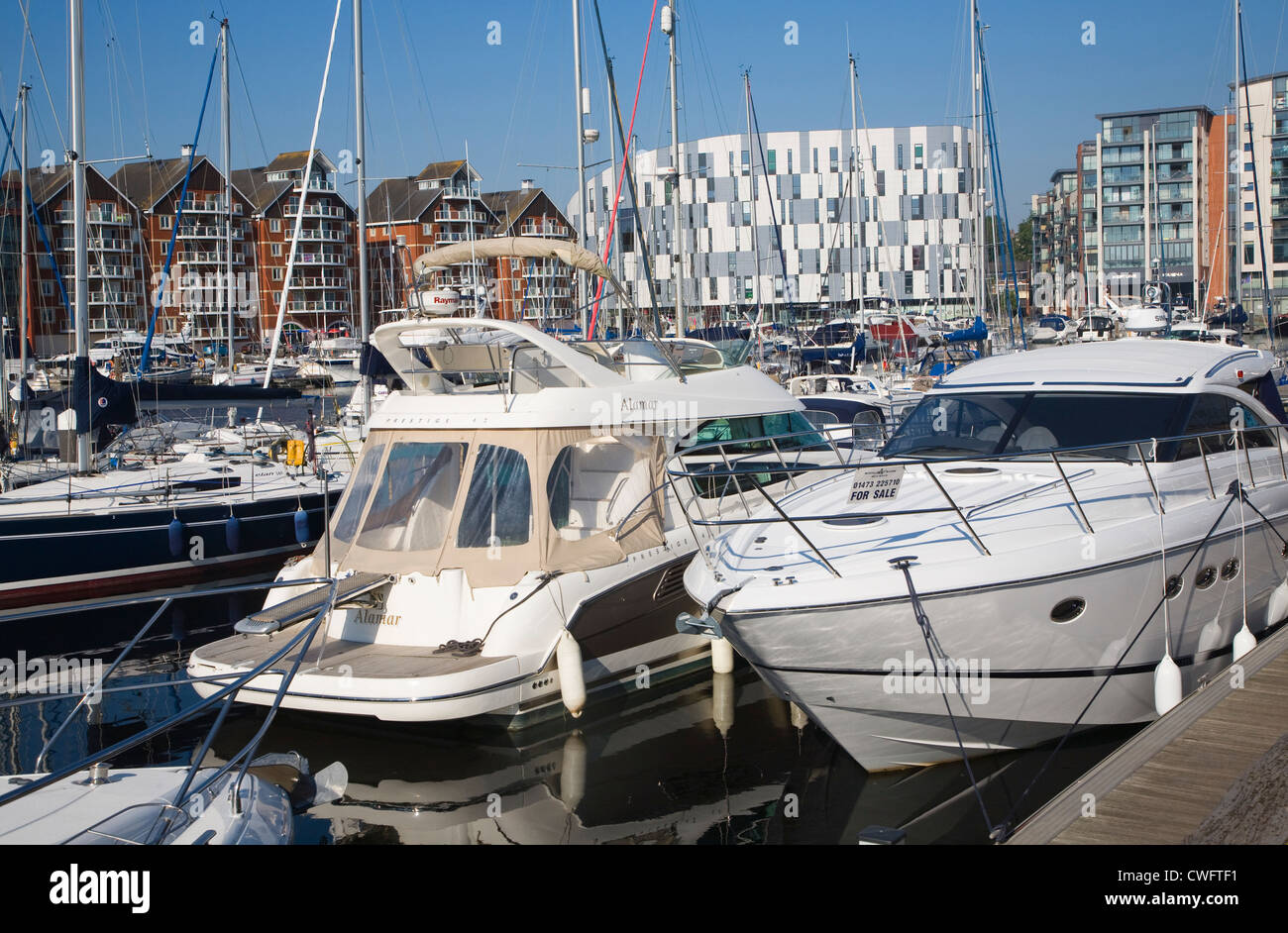 Bateaux de plaisance University Campus Suffolk Suffolk Angleterre Dock humide au bord de l'eau Banque D'Images